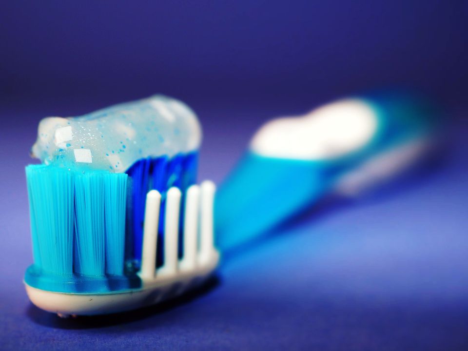 Стоматологи розповіли про небезпеки зубної пасти з фтором. Особливо небезпечна паста з фтором для дітей.