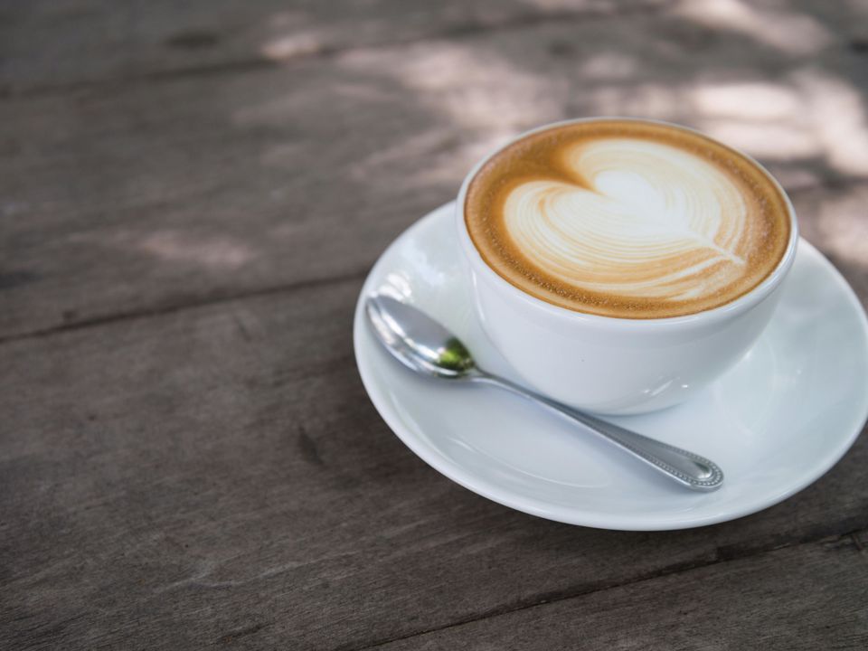 Чи можна пити остиглу каву: терміново позбувайтеся цієї звички. Приготований напій потрібно випити в найближчу годину.