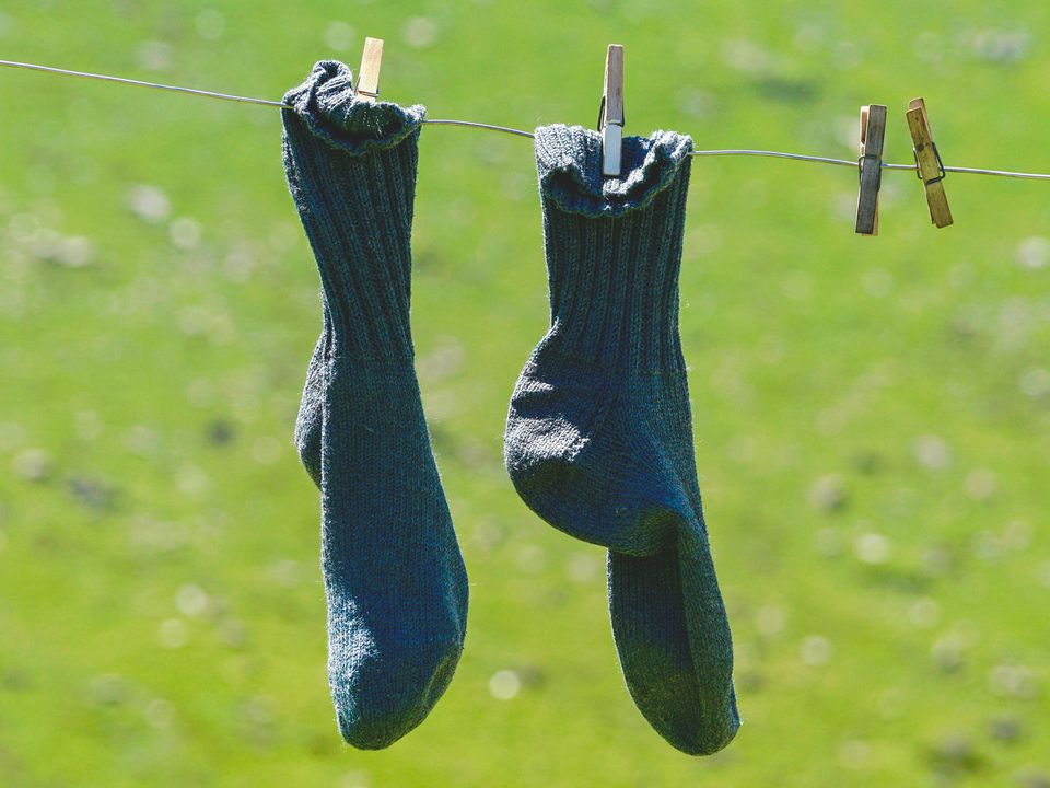 Експерти розкрили секрети догляду за шкарпетками, щоб продовжити їм життя. Перед пранням шкарпетки обов'язково слід замочити.