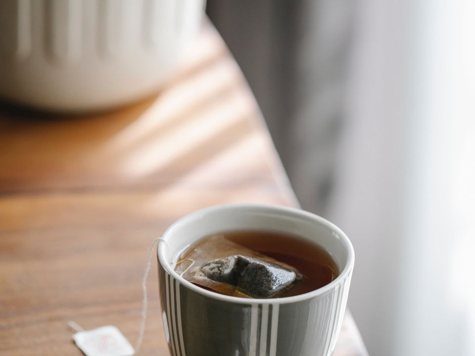 Чому небезпечно часто заварювати чай у пакетиках. Про це попередили лікарі.