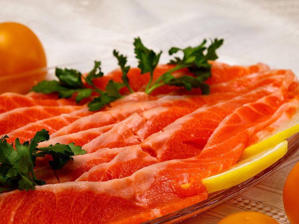 Лікарі пояснили, у чому користь помірного споживання солоної риби. Солона червона риба містить безліч корисних мікроелементів.