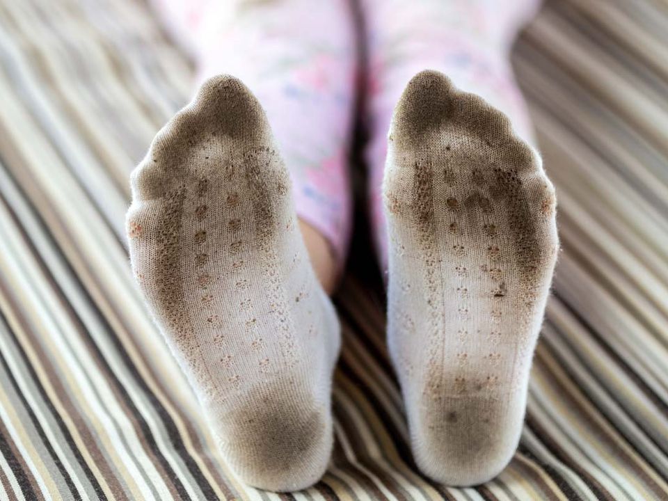 Секрет білих шкарпеток: п'ять способів відіпрати бруд і повернути сяйво. Білі шкарпетки — візитна картка акуратного вигляду та стилю.