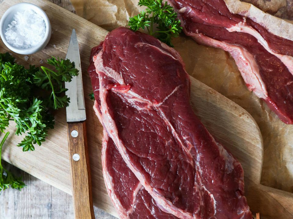 Прості способи визначити, що яловичина несвіжа, і їсти її може бути небезпечно. Як зрозуміти, що продукт зіпсувався.