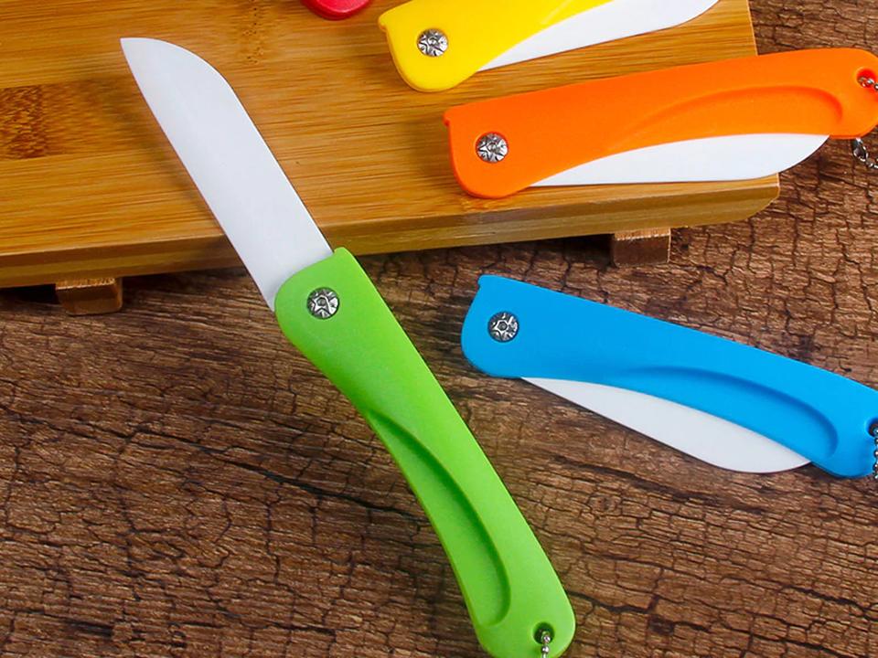 Доведеться купувати новий: що не можна різати керамічним ножем. Секрети правильного використання.