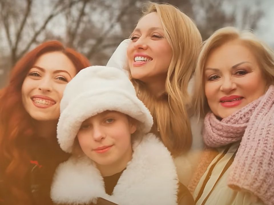 Оля Полякова зняла маму та дочок у новому відео на пісню-присвяту «Мама». Співачка представила ніжне сімейне відео.