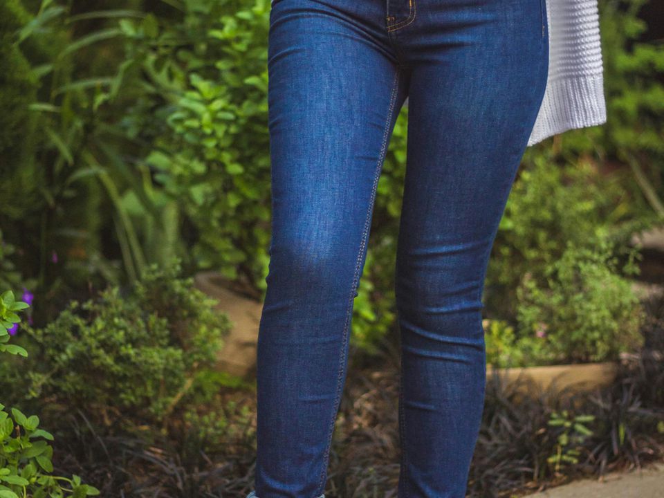 Ці прості лайфхаки врятують джинси від протирання: ви здивуєтеся. Що робити, щоб джинси не протиралися між ніг.