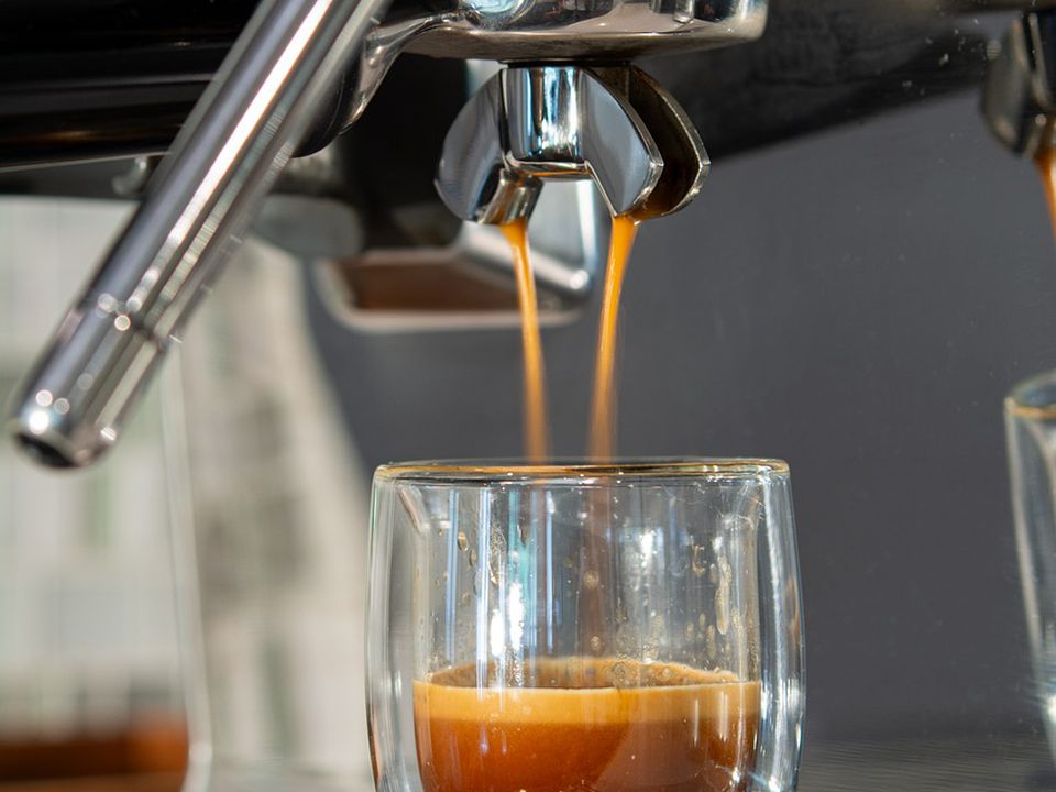 Навіщо додавати соду до кави — любителям бадьорого напою на замітку. Будь-яка людина знає, що кава виходить смачною завдяки добавкам.