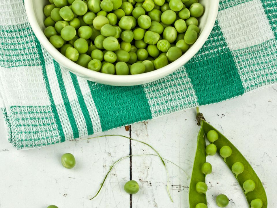 Чому треба частіше їсти зелений горошок: коментар дієтологів. Крихітний зелений горошок містить вражаючу кількість поживних властивостей.