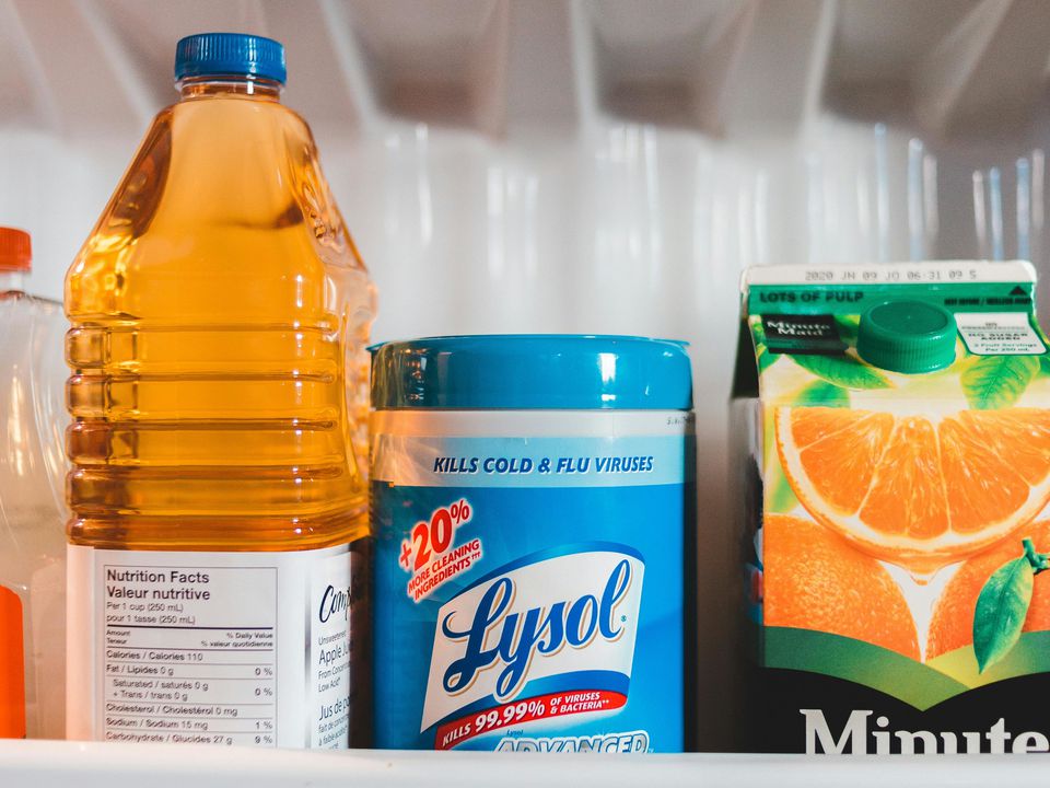 Список продуктів, які не можна зберігати в дверцятах холодильника, щоб вони не зіпсувалися. Що про це треба знати.