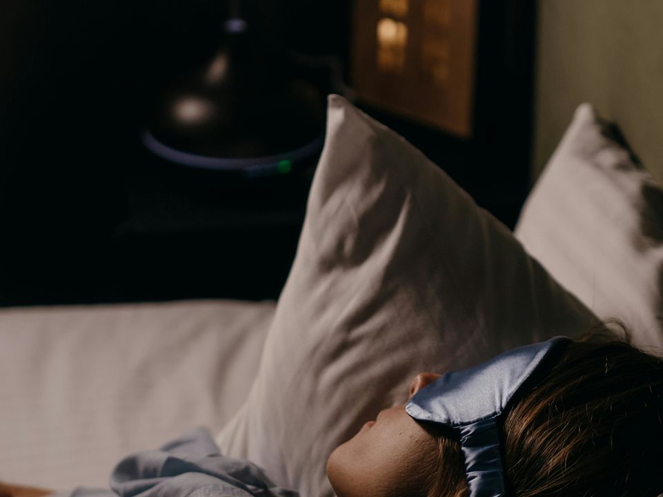 Сон на якому боці зменшує хропіння та печію: відповідь неврологів. Яку позу для сну вибрати залежно від вашого захворювання.