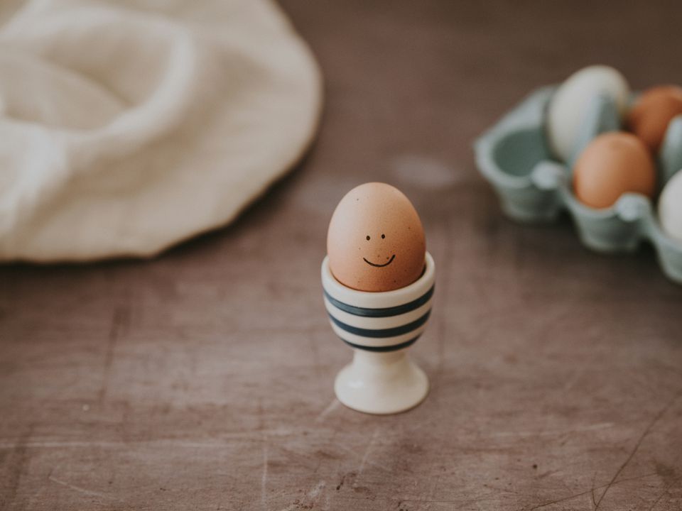 Технолог пояснює, як варити яйця, щоб вони не тріскалися та легко чистилися. У статті розберемо, як змінюються яйця у процесі варіння з погляду хімії. Серйозно та по-дорослому.