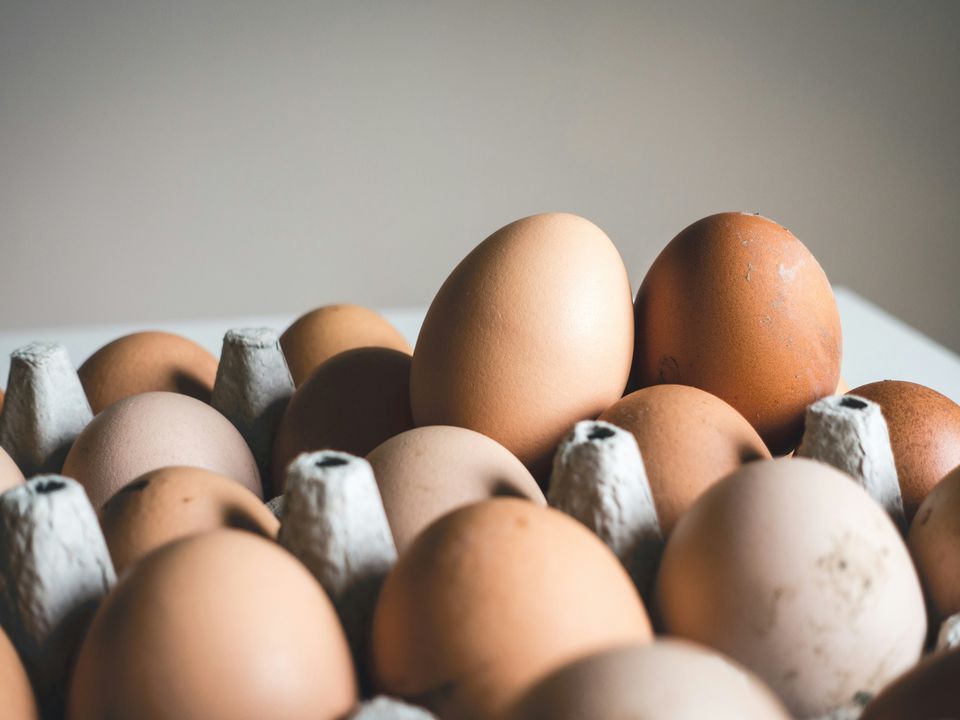 Розповідаємо, на що дивитися при виборі яєць у магазині і як перестати боятися холестерину. Сьогодні торкнемося важливої теми якості яєць та впливу їх споживання на здоров'я людини.