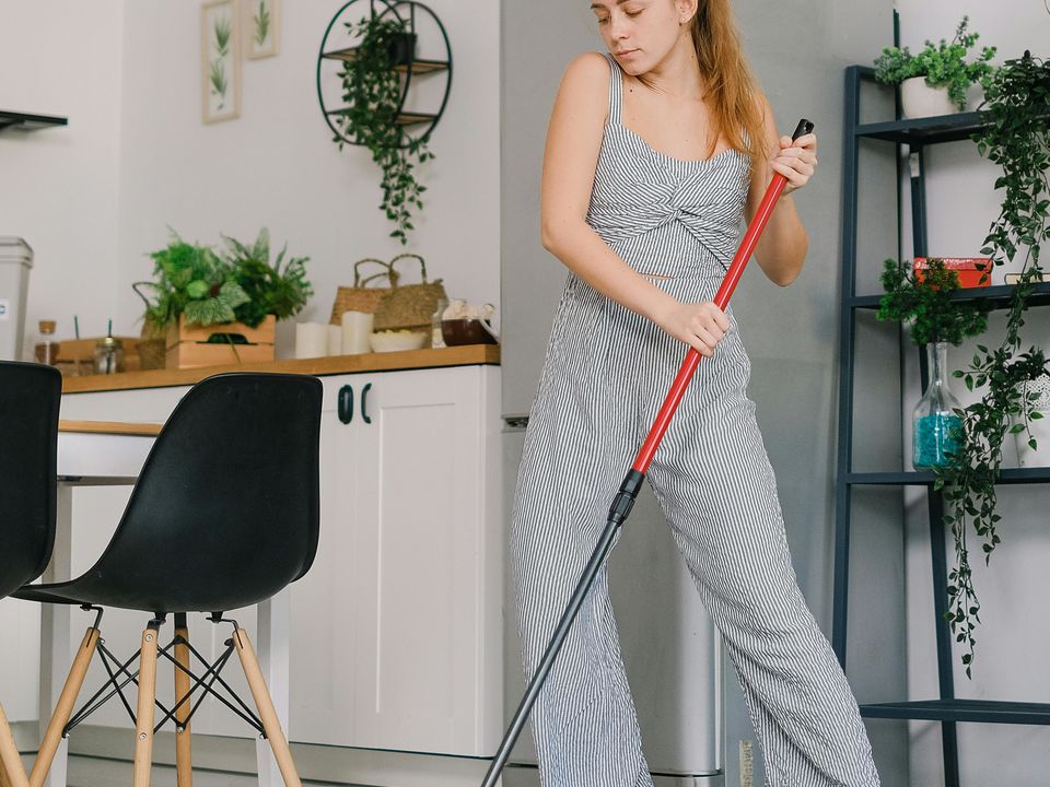 Поширені помилки під час миття підлоги шваброю, через які прибирання стає марним. Як правильно прибирати підлогу, щоб вона була чистою.