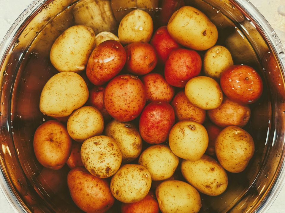 Не варіть картоплю в такій каструлі: страва вийде несмачною. Як вибір каструлі впливає на смак вареної картоплі.