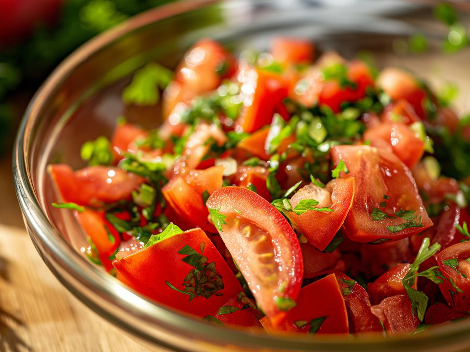 "Навіть узимку помідори як домашні": Простий спосіб зробити помідори для салату смачнішими. Спробуйте цей спосіб.