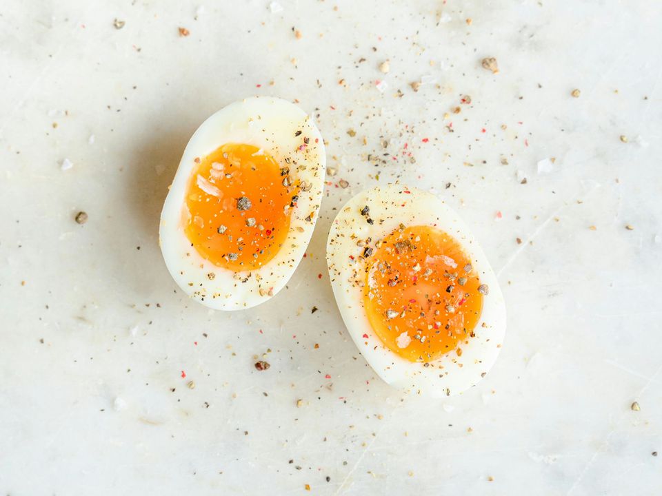 Мокрий ніж і не лише: секрети ідеальної нарізки яєць. Поради шеф-кухарів.