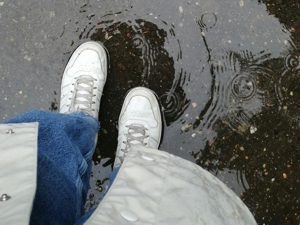 Експерти дали поради стосовно правильного сушіння взуття після дощу. Погані та добрі ідеї.