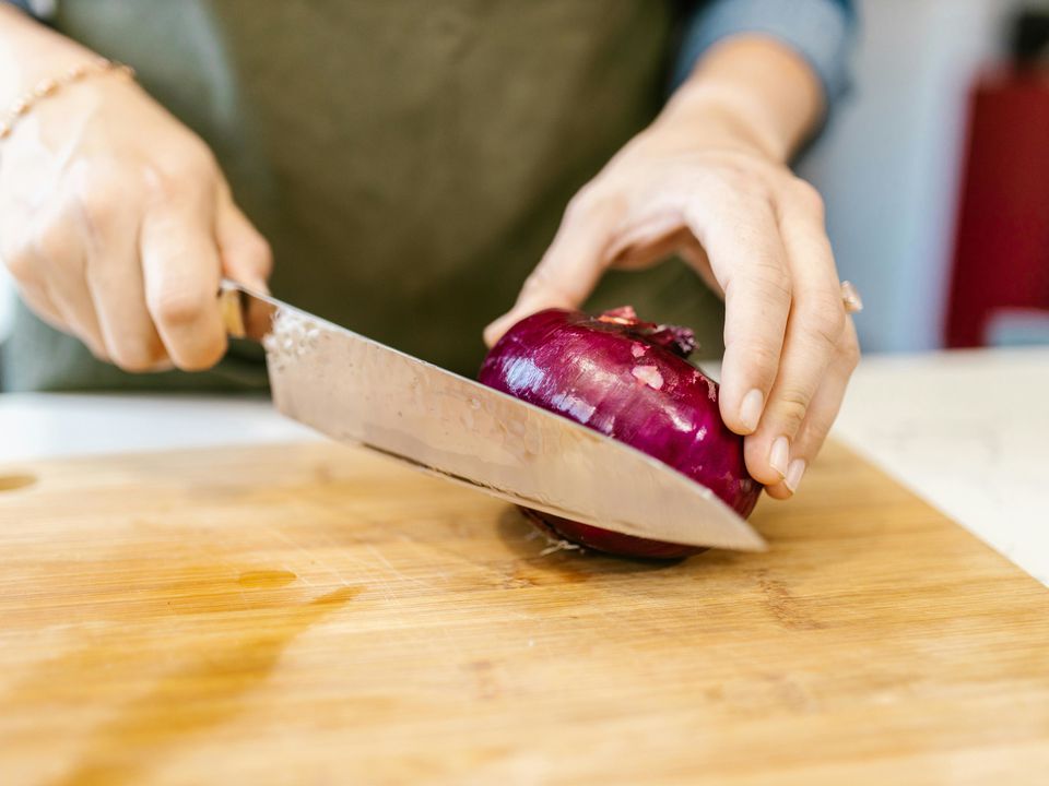 Спосіб врятувати заіржавілий ніж, застосовуючи його за призначенням — ріжте цей овоч. Простий вихід зі складної ситуації.