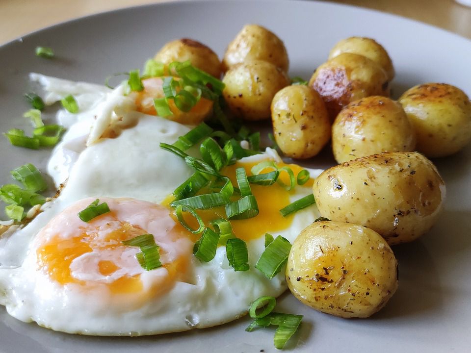 Дієтологи розповіли, чому яйця не можна поєднувати з майонезом та картоплею. До чого це призведе.