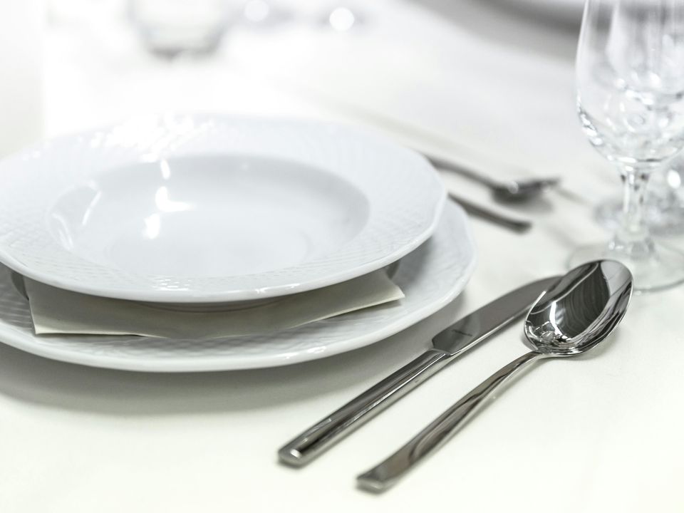 Чому в ресторанах тарілки завжди блищать як нові, є секрет. Як домогтися кришталевої чистоти та блиску посуду в домашніх умовах.