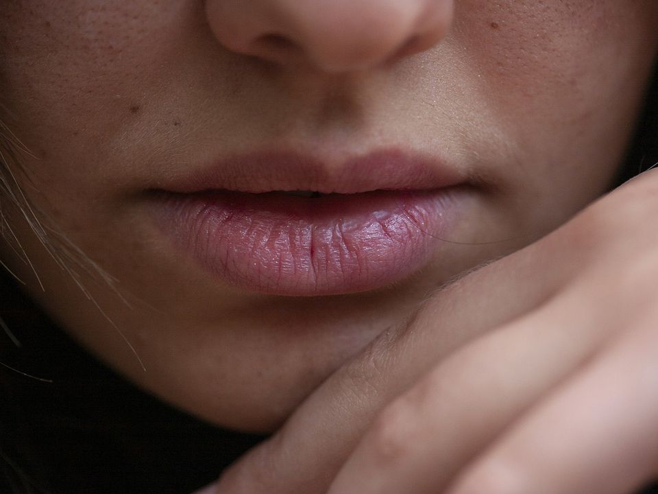 Ідеальний макіяж: як правильно наносити помаду на сухі губи. Секрет нанесення помади за чотири кроки.
