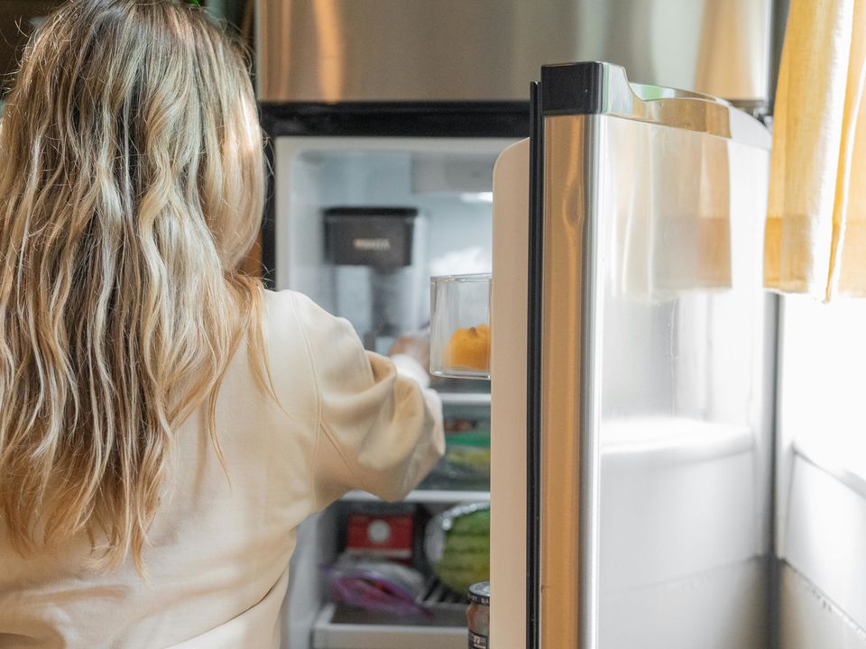 Неїстівні речі, які варто зберігати в холодильнику: результат приємно здивує. Господаркам на замітку.