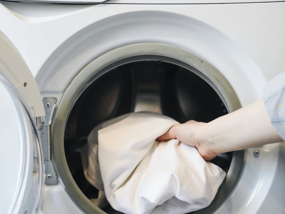 Експерти назвали помилки, через які пральна машина стає розсадником бактерій і цвілі. Їх допускають 90% домогосподарок.