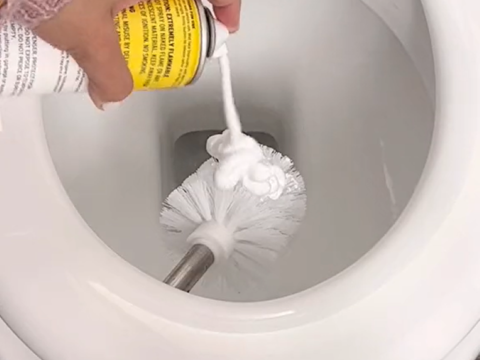 TikTok-блогерка порадила мити унітаз незвичайним засобом із ванної. Піною для гоління можна ефективно відмити унітаз.