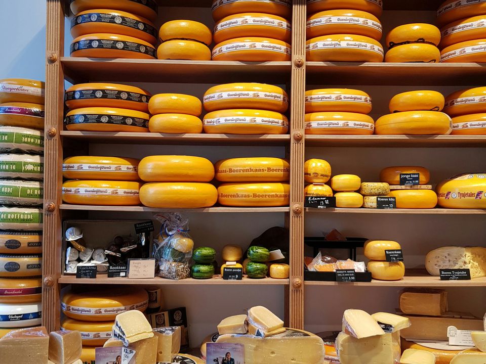 Експерти розповіли, як за кілька хвилин визначити якість сиру ще до покупки. Яка відмінність між сиром і сирним продуктом.