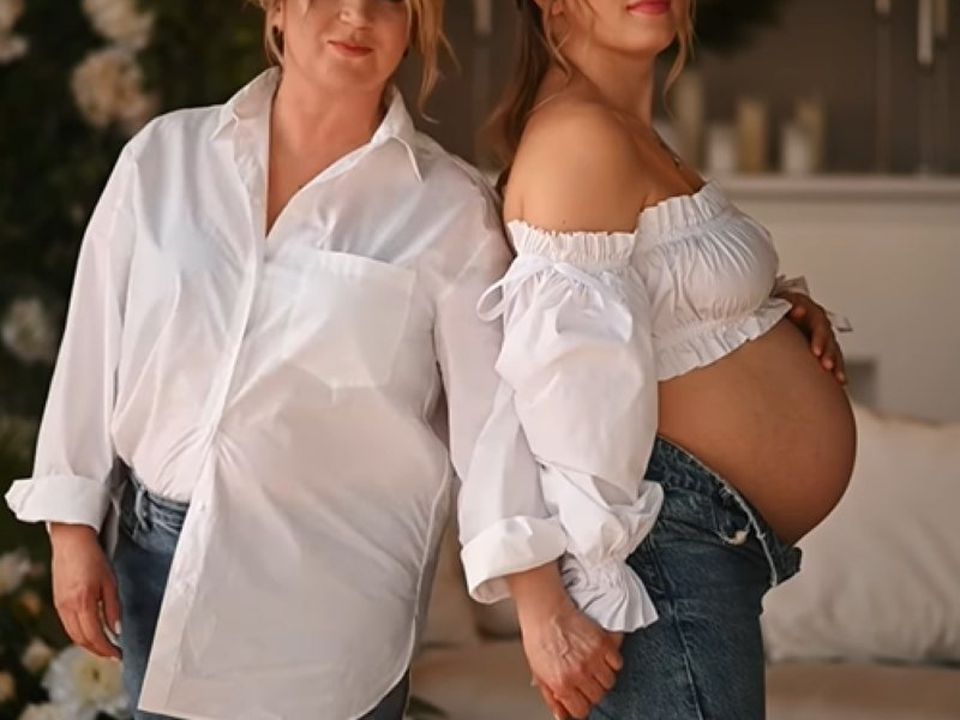 Інна Білоконь та її вагітна донька показали зворушливі кадри зі спільної фотосесії. «Мама» Вєрки Сердючки вперше стане бабусею у 2024 році.