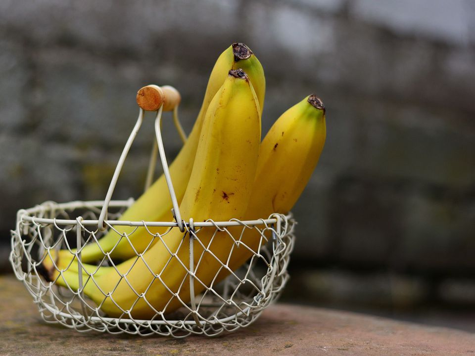 Банани залишаються свіжими й не буріють протягом 15 днів завдяки геніальному методу. Лайфхак з водою.