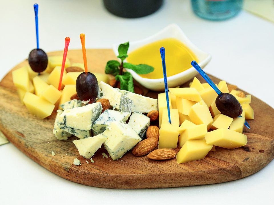 З фруктами, медом й не тільки: з чим корисно їсти сир. Продукти, які ідеально поєднуються з сиром.