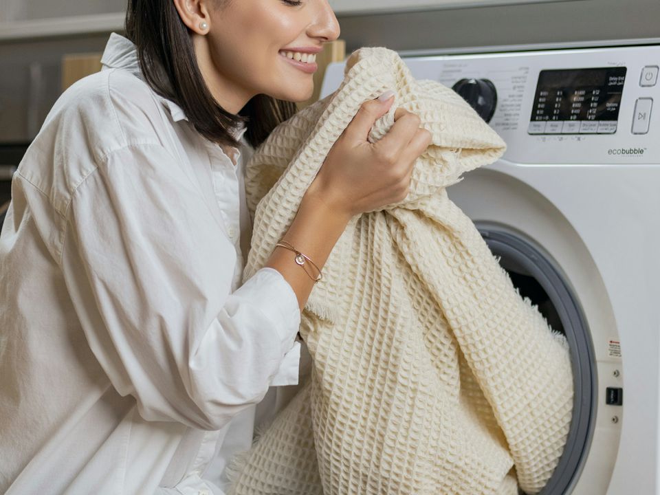 Як випрати великий плед у пральній машині: простий спосіб. Великий плед можливо випрати в пральній машині, якщо правильно його до цього підготувати.