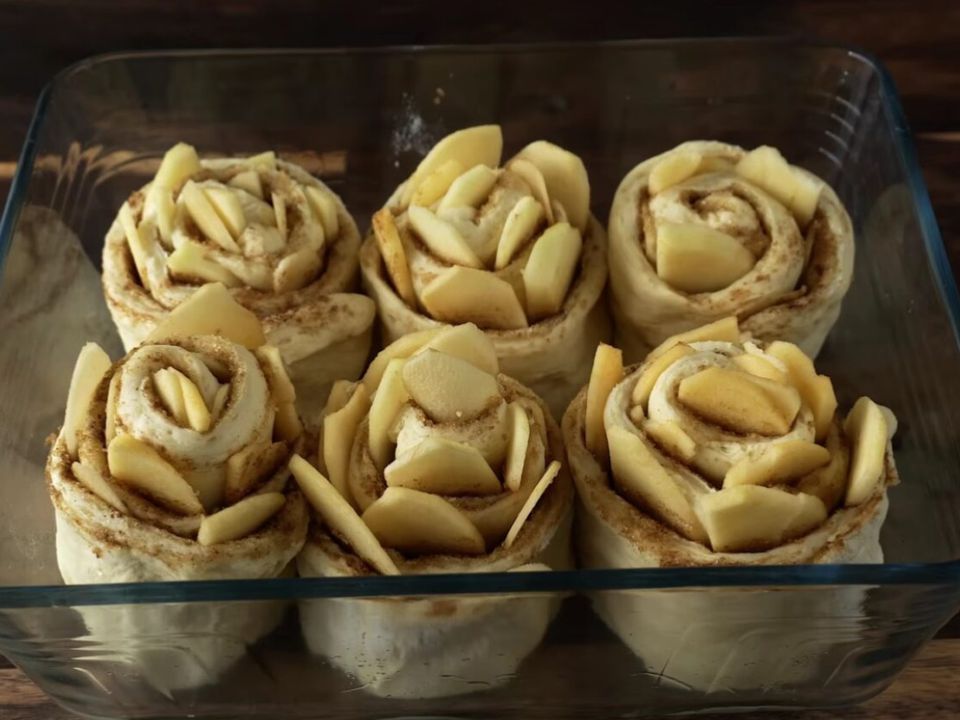 Відмінна альтернатива яблучного пирога — ароматні булочки з яблуком та корицею. Булочки готуються із простого дріжджового тіста.