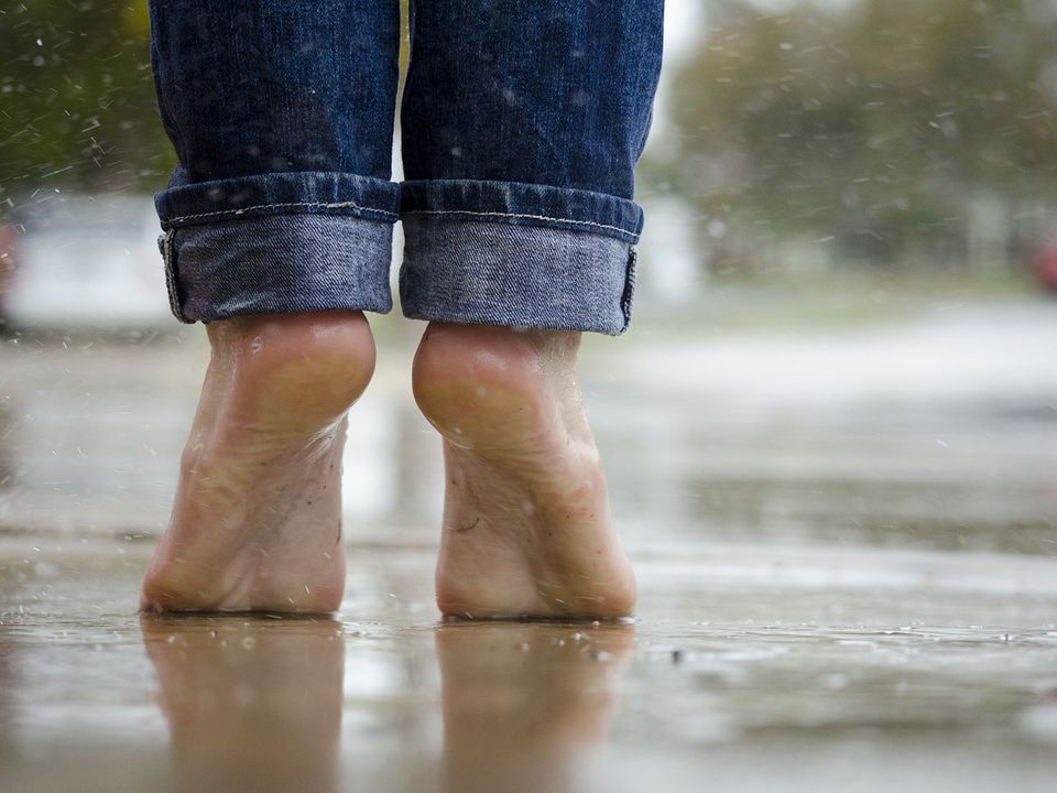 Як справитися з пітливістю ніг — дерматологи розповіли, як полегшити стан. Тут, напевно, є ті, хто чекає настання тепла з тугою — бо ноги знову почнуть потіти, а це, погодьтеся, не найприємніше відчуття.
