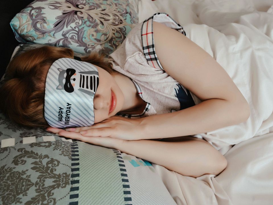 Маска для сну: як даний аксесуар робить сон здоровим і міцним. У чому секрет масок для сну.