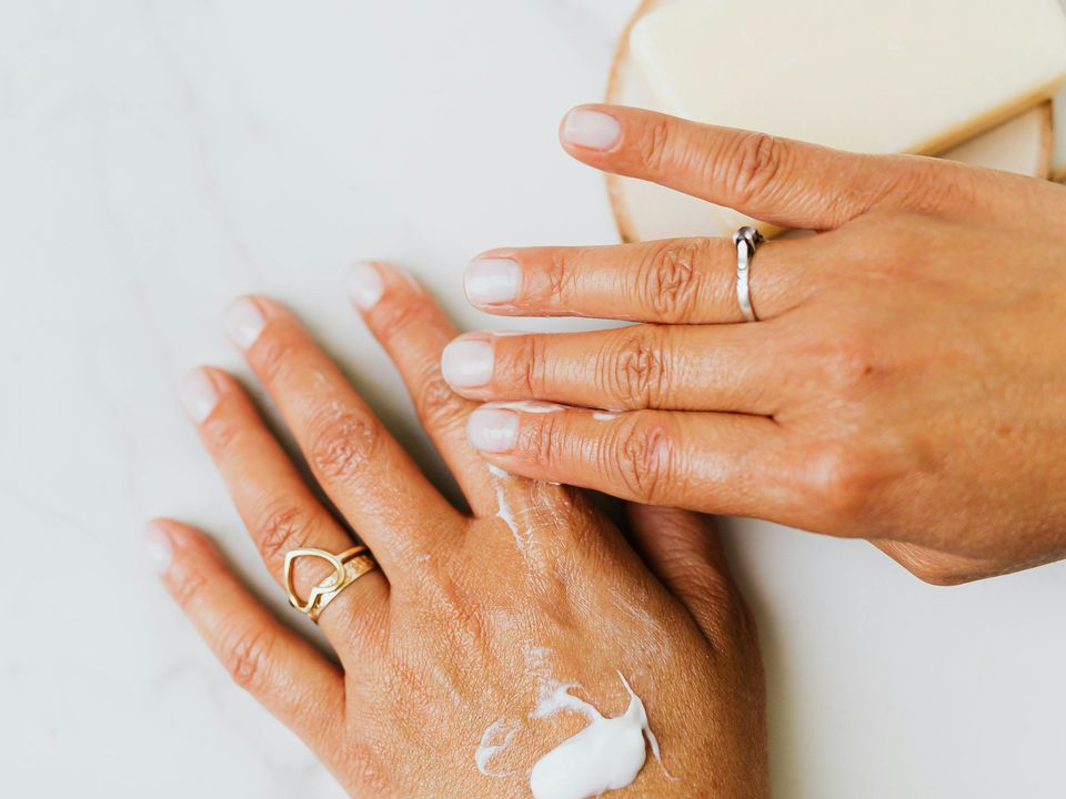 Як захистити руки та нігті під час прибирання: поради, які допоможуть жінкам. П'ять нехитрих правил, дотримуючись яких, ваші ручки стануть просто шовковими.