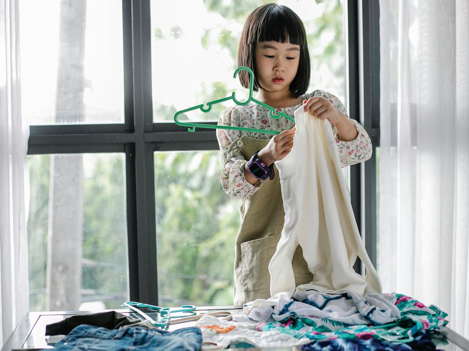 Досвідчені домогосподарки поділилися секретом зберігання одягу на пластикових "плічках". Щоб одяг не зісковзував потрібно трохи "вдосконалити" вішалку.