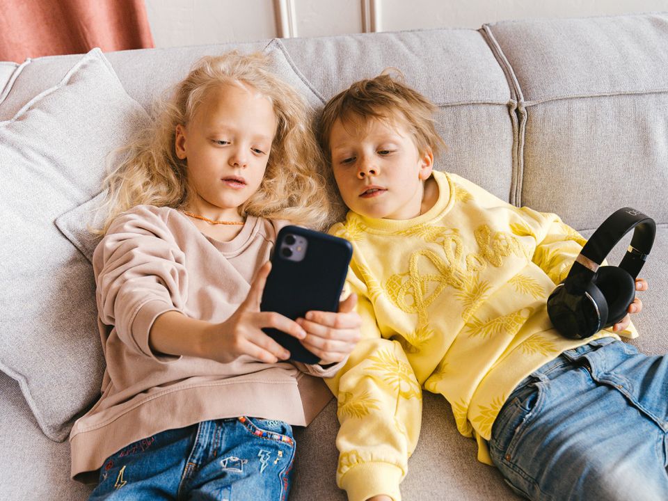 Дитина постійно "сидить" у смартфоні: що робити батькам — не відбирайте в малюка гаджет. Батькам відповіли, чи варто бити на сполох, якщо дитина постійно сидить у телефоні.