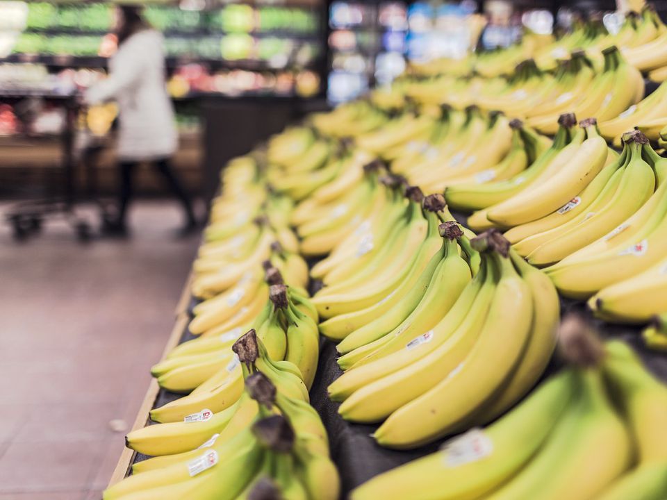 Навіть стиглі банани не будуть чорніти тиждень — правила зберігання. Цікавий спосіб зберігання.