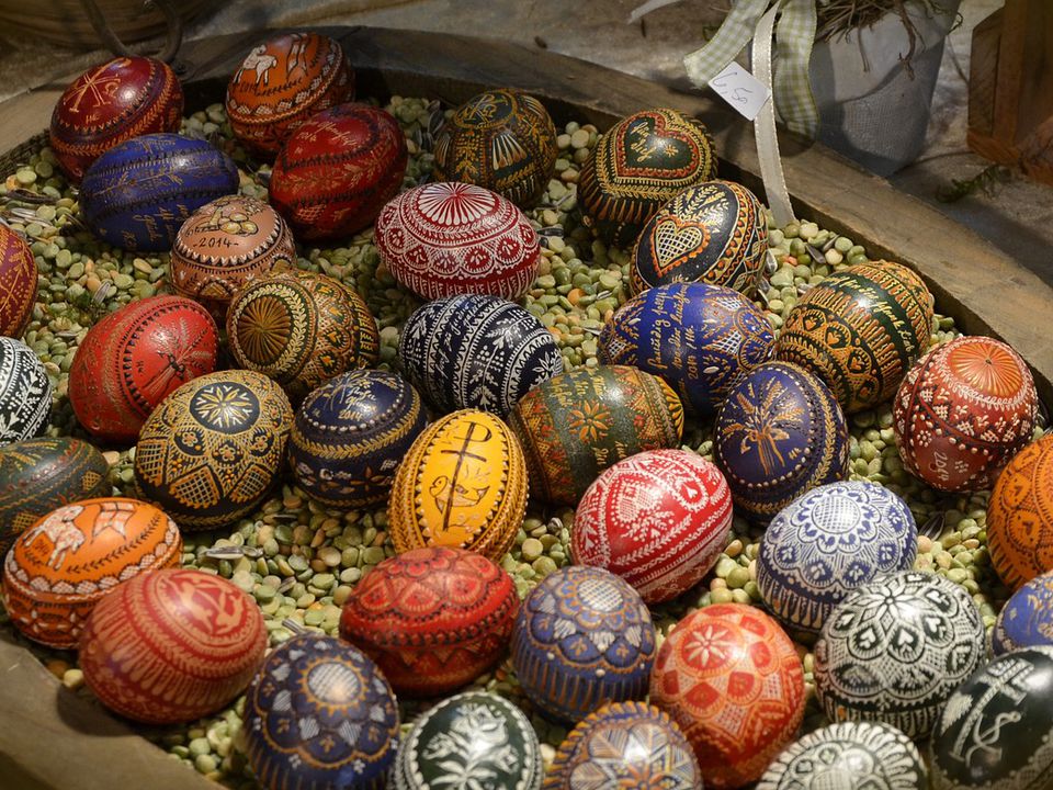 Священники розповіли, що робити зі шкаралупою освячених на Великдень яєць. Як правильно утилізувати речі з православною символікою.