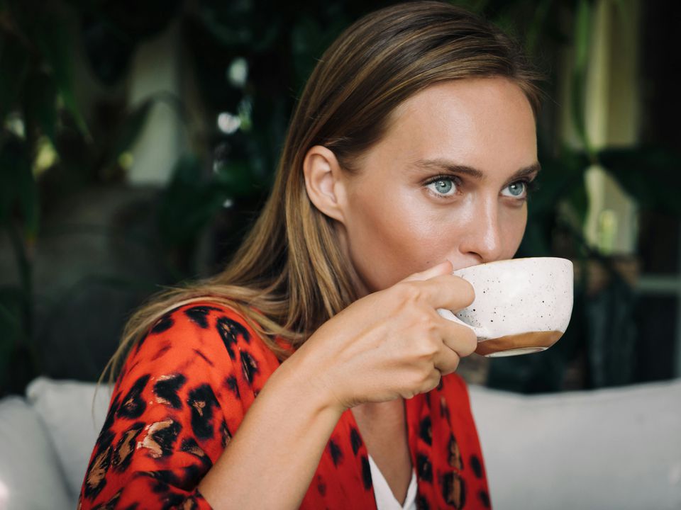 Міф чи факт: кава може бути причиною випадіння волосся у жінок. Ось скільки кави можна пити без шкоди здоров'ю.