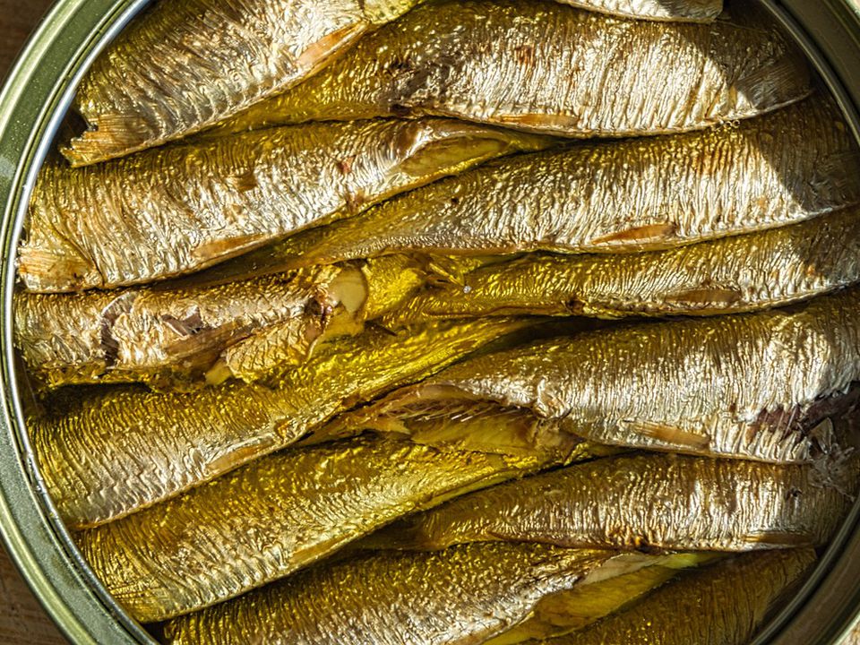 Гастроентерологи пояснили, із чим не можна їсти рибні консерви. Як часто їх можна їсти й з чим.