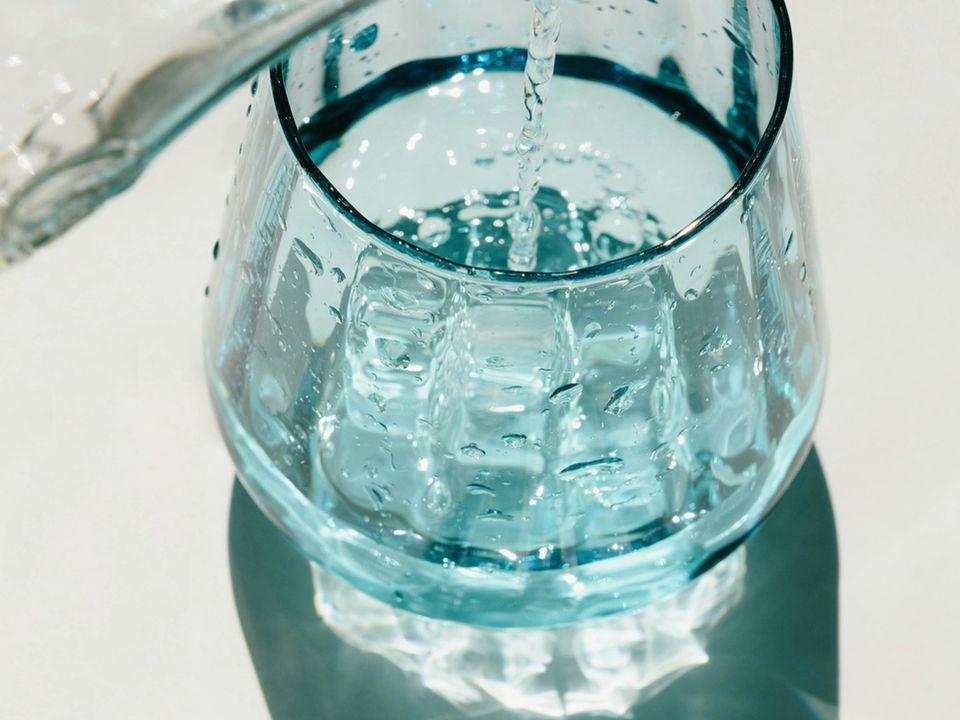 Яку мінеральну воду краще пити — з газами чи без. Експерти дали рекомендації.
