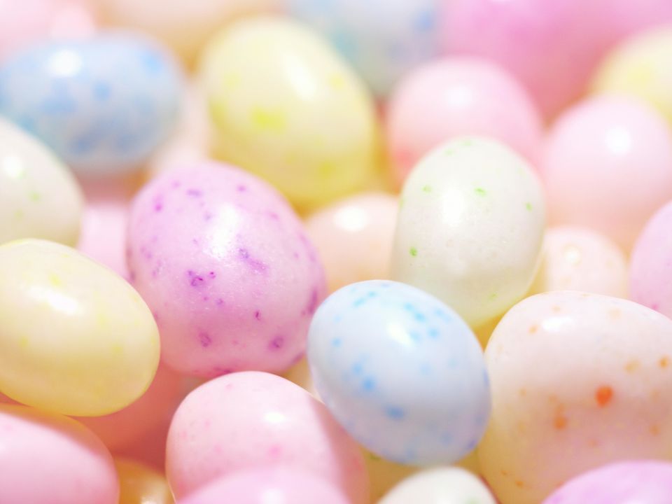 Це заборонено: такими кольорами не можна фарбувати яйця на Великдень. Є тільки три недоречні відтінки.