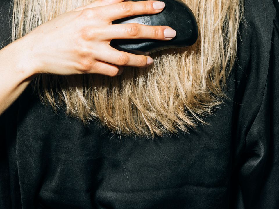 Експерти назвали 5 щоденних звичок, які призводять до випадіння волосся. Вони є у багатьох, і ніколи не йдуть на користь шевелюрі.