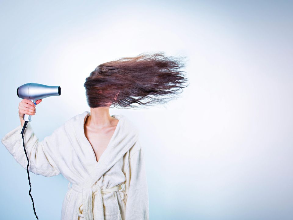 Експерти розповіли, як часто можна сушити волосся феном. Відповідь може здивувати.