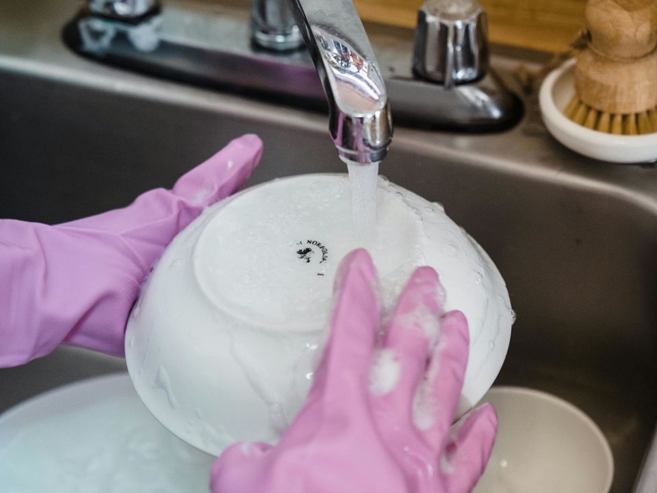 Експерти розповіли, скільки секунд необхідно обполіскувати посуд від миючого засобу. Знає мало хто, тому припускаються помилки.