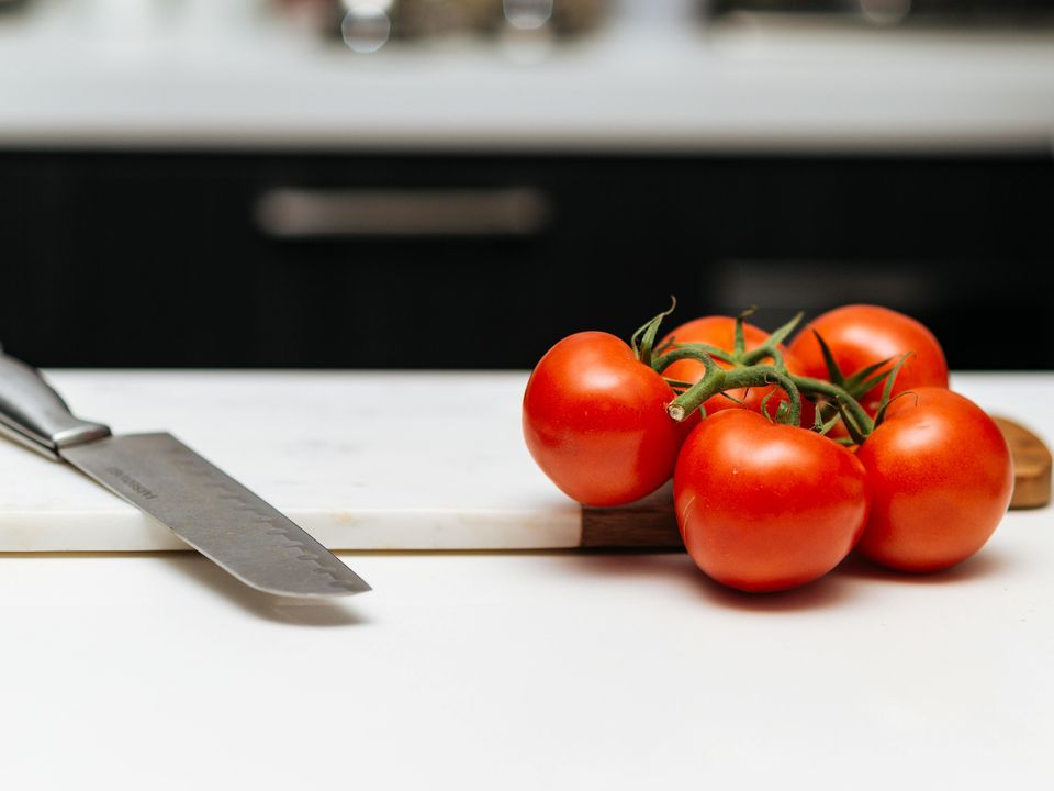 Чи потрібно знімати шкірку з томатів, якщо організм її не перетравлює. Чи шкідливо їсти не очищені помідорки.