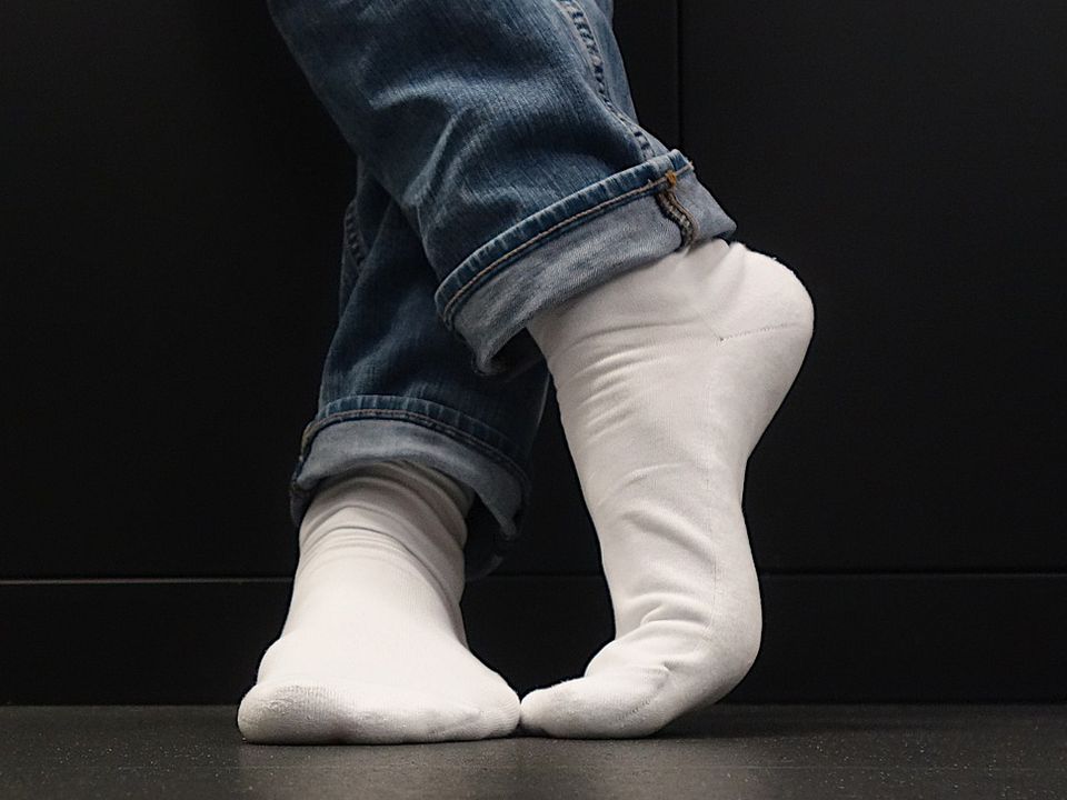 Як відбілити шкарпетки в домашніх умовах без прання, використовуючи доступні засоби. Запишіть склад цього простого миючого розчину.